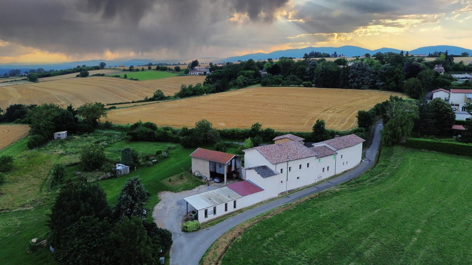 Bed and Breakfast La Ferme Des Cerisiers Reventin-Vaugris Exterior foto